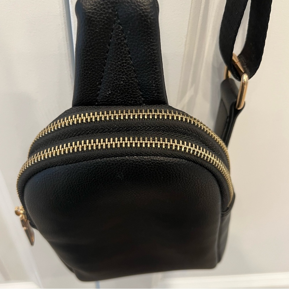 NWOT Quince Italian Leather Sling Pack Black New - Picture 8 of 15